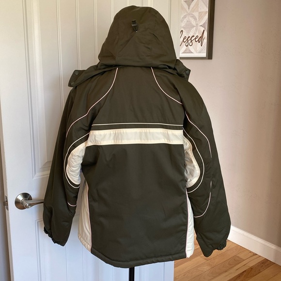 Powder Room Snowboarding jacket. - Picture 5 of 13